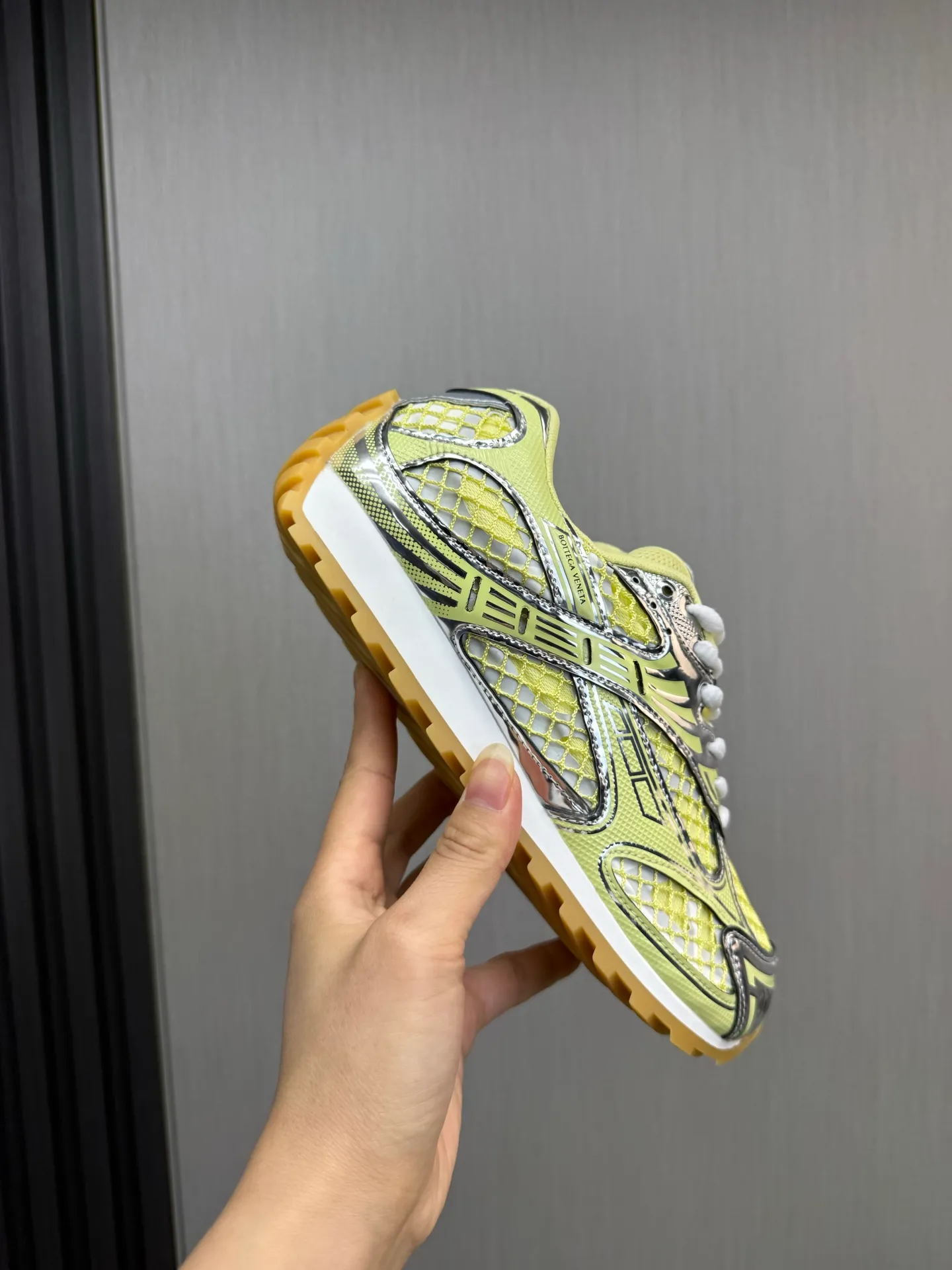 Men's men's shoes 💰620💰 BV top version 𝘽𝙊𝙏𝙏𝙀𝙂𝘼 𝙑𝙀𝙉𝙀𝙏𝘼 Orbit sneakers Wang Yibo same style couple style dad shoes 🩷💚 Runner sneakers, made of lightweight technical mesh fabric. Features a geometric patterned rubber outsole. Pay attention to the package craftsmanship ❕ High version shipping ❗️ Very nice, durable to play with and durable to make ✔️ Standard version 💯💯 The outsole is made of color-blocked TPU outsole. Women’s model 35-41 (40 41 customized) Men’s model 39-46 (45.46 customized) Equipped with original packaging